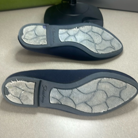 Sketchers air cooled Memory Foam size 8.5 navy blue. Stretchy material - Picture 5 of 5